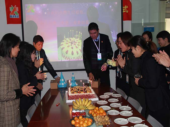 生日快乐”勤泽美业季度员工生日会